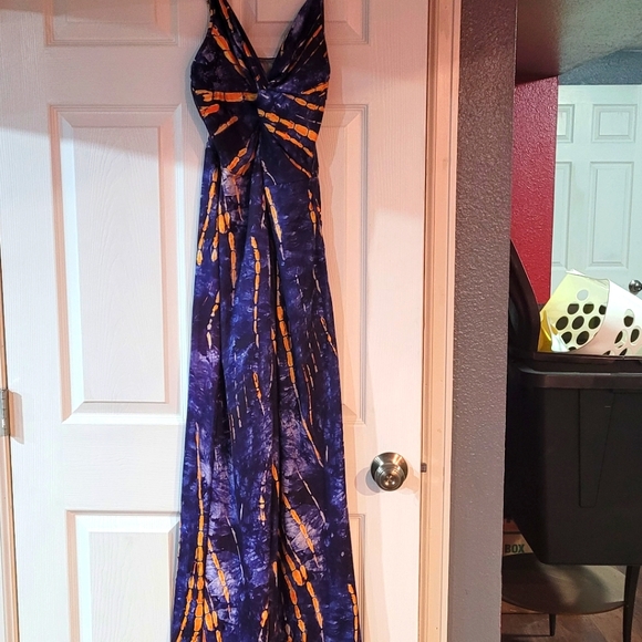 Omg!  Attention Ladies!  This Classy jumpsuit is a head turner.  L-XL. - Picture 1 of 2